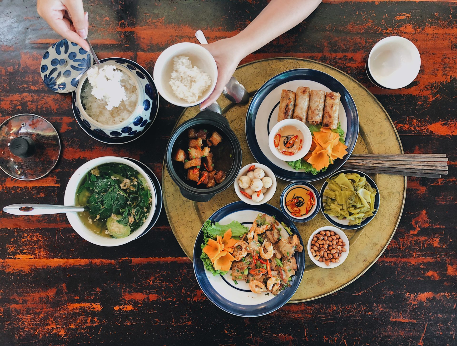 Voyager au Vietnam ce qu'il faut savoir : &Agrave; table : les codes essentiels pour partager un repas vietnamien